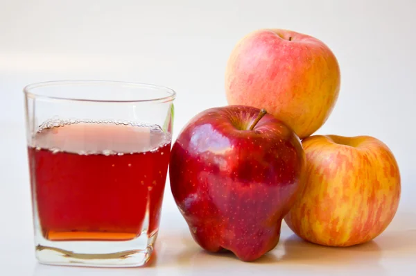 Apple cider and raw apple — Stock Photo, Image