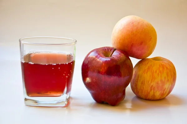 Apfelwein und roher Apfel — Stockfoto