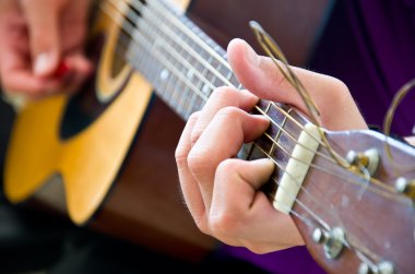 gitar çalmak