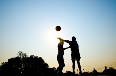 basketbol oynarken