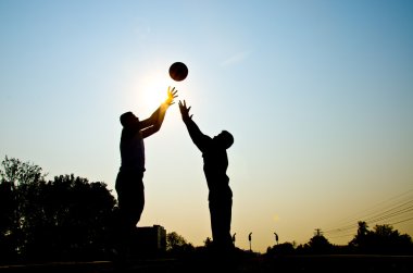 basketbol oynarken