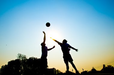 basketbol oynarken