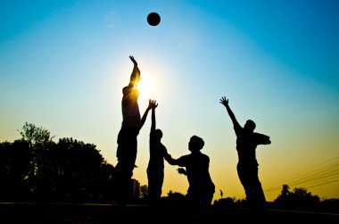 basketbol oynarken