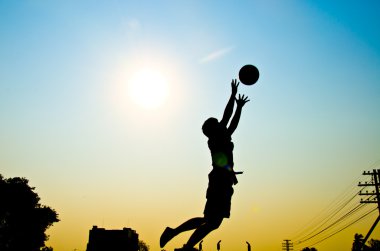 basketbol oynarken