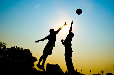 basketbol oynarken