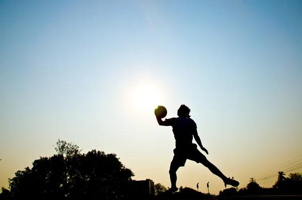 Jouer au basket-ball — Photo