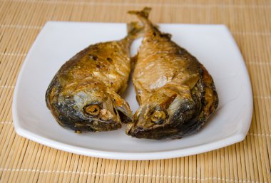 Kızarmış uskumru balığı