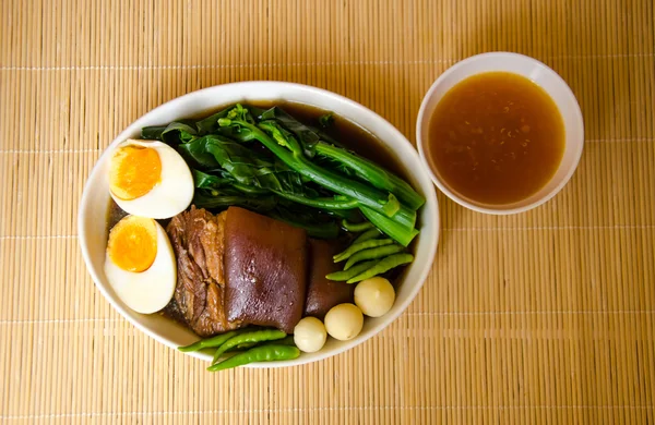 Thais eten Bel kha moo — Stockfoto