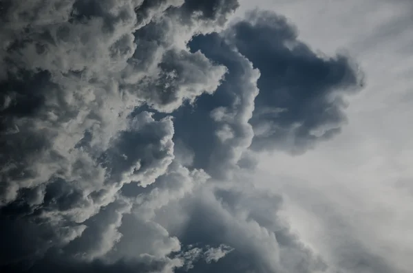 Dunkle Wolken und Sturm — Stockfoto
