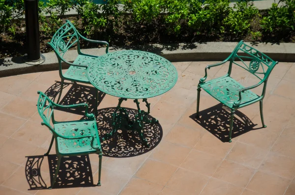 Зеленый стол и стул — стоковое фото