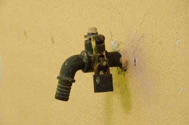 Eski metal boru hattı