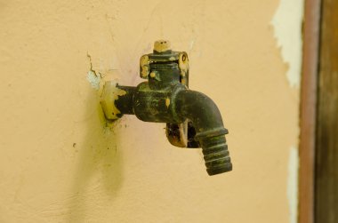 Eski metal boru hattı