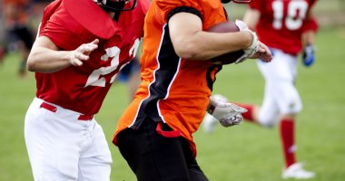Amerikan futbol oyuncuları top için mücadele