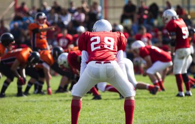 Amerikan futbol oyuncuları top için mücadele