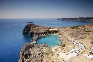 Lindos Rodos Adası Yunanistan koyunda St Paul'ın üzerine aşağı bakıyor