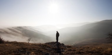 sisli sonbahar manzara hayran adam