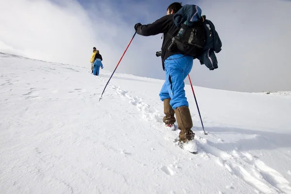 徒步旅行者在雪中 — 图库照片