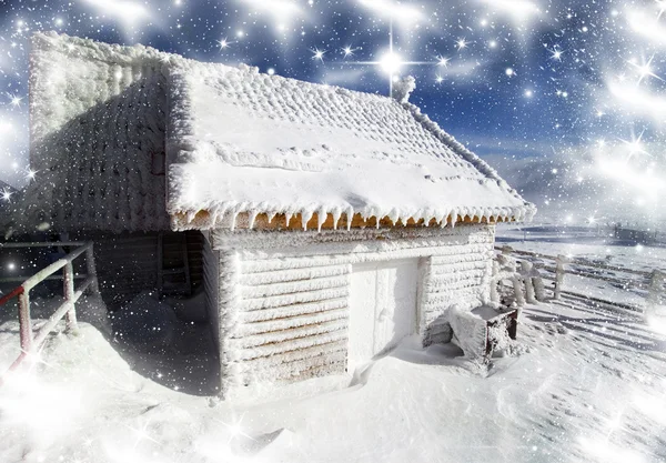 Noel masal evi dağlarda arka plan — Stok fotoğraf