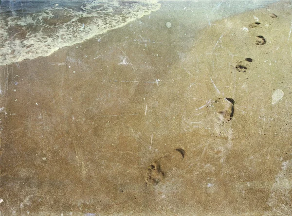 Śladami w piasku na plaży — Zdjęcie stockowe