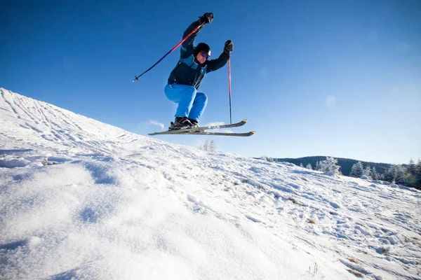 Hombre practicando esquí extremo en un día soleado — Foto de Stock