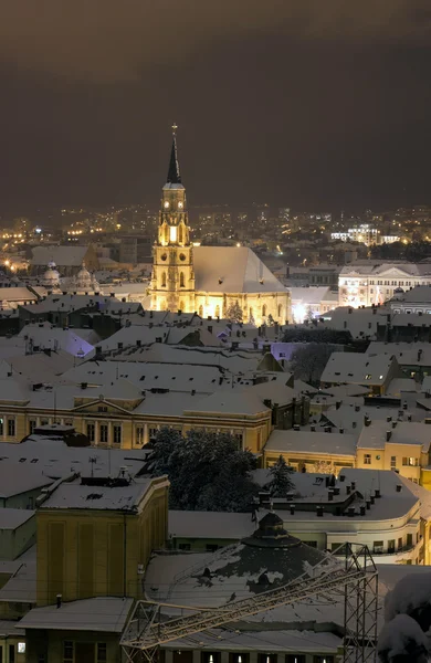 Vista nocturna de la ciudad con la Catedral de San Miguel en Cluj, Rumania —  Fotos de Stock