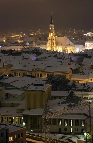クルージュ、ルーマニアで聖ミカエル大聖堂と夜の街を見る — ストック写真