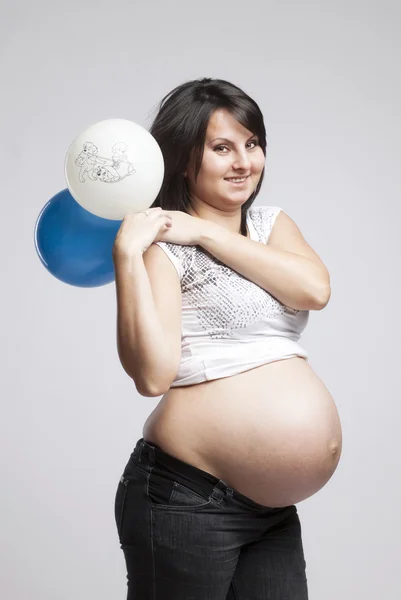 Pregnant woman playing with balloons — Stock Photo, Image