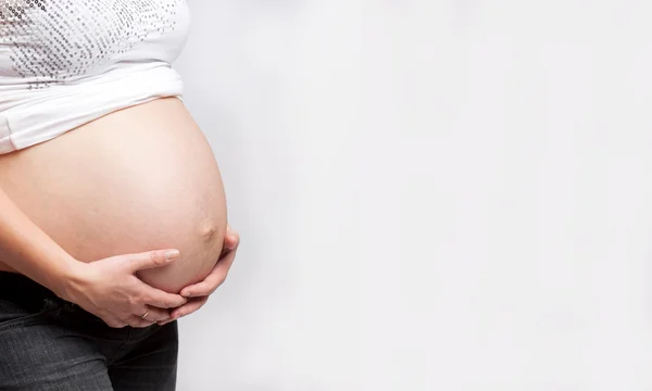 Imagem da mulher grávida tocando sua barriga com as mãos — Fotografia de Stock