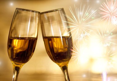 Havai fişeklere karşı şampanya bardakları