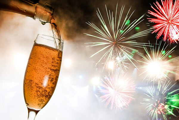 Стекло с шампанским против фейерверков
