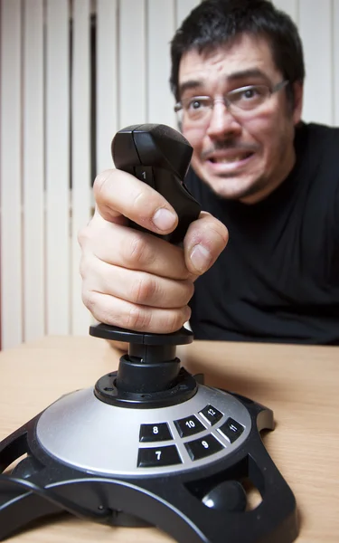 Bir joystick - joystick odak ile funky adam — Stok fotoğraf
