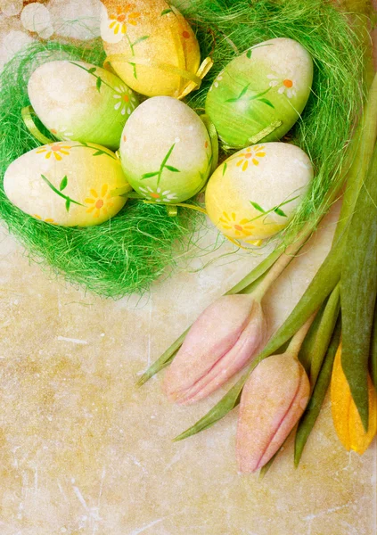 Huevos de Pascua sobre fondo grunge vintage — Foto de Stock