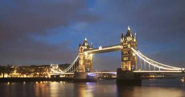 Тауерський міст уночі, Лондон — стокове фото