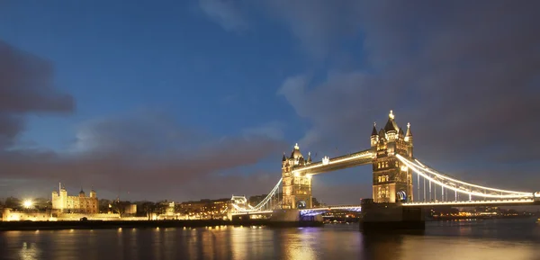 Tower Bridge bei Nacht, London — Stockfoto