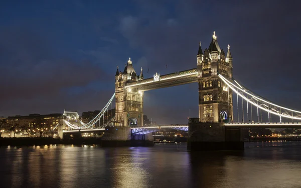 Jembatan menara di malam hari, London — Stok Foto