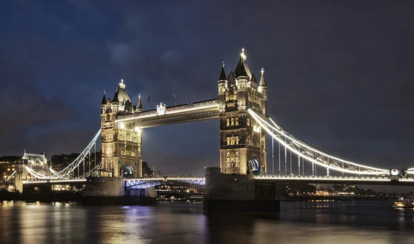 在晚上，伦敦塔桥 — 图库照片
