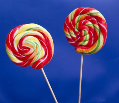 Beyaz arka plan üzerinde izole renkli sarmal lolipop
