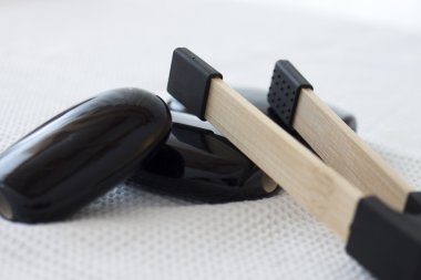 bir havlu üzerinde siyah taşlar ile Spa