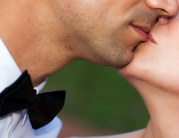 Close up portrait of young caucasian couple kissing — Stock Photo, Image