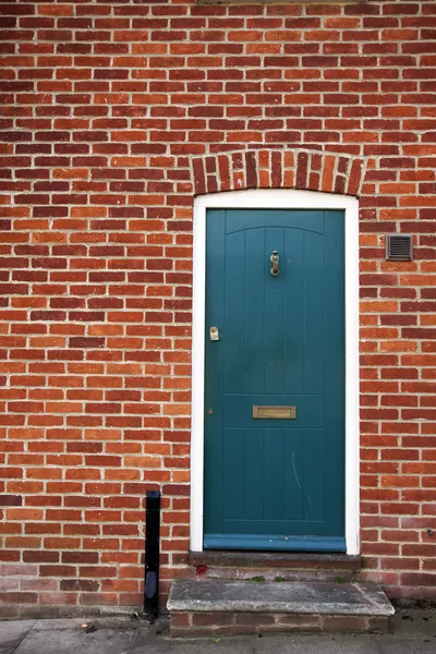 Tipik İngiliz şehir evi kapı — Stok fotoğraf