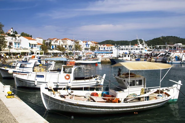 Barcos de pesca em baía ilha grega — Fotografia de Stock