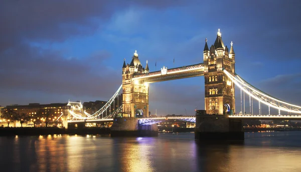 Тауерський міст уночі, Лондон — стокове фото