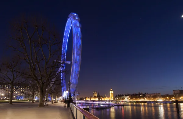 London, Engeland - 15 maart. London Eye op 15 maart 2013 in Londen. De 135 meter landmark is een reuzenreuzenreuzenreuzenrad gelegen aan de oevers van de Theems in Londen, Engeland.. — Stockfoto