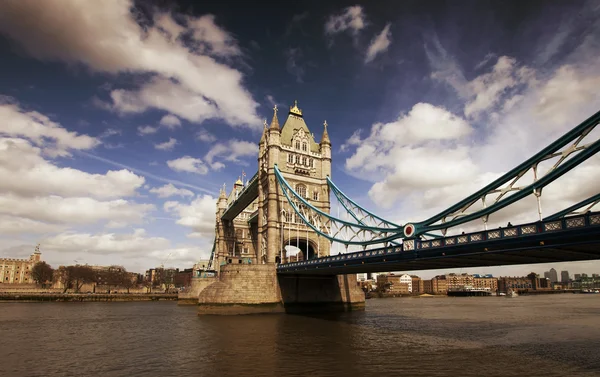 Tower Bridge en Londres, Reino Unido — Foto de Stock