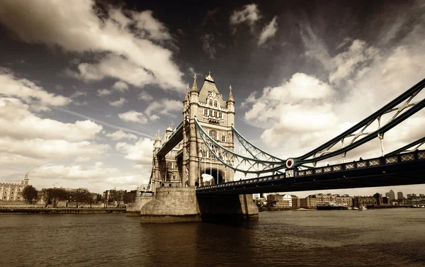 Tower Bridge i London, Storbritannien — Stockfoto