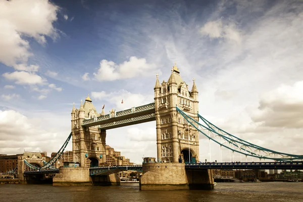 Tower Bridge en Londres, Reino Unido — Foto de Stock