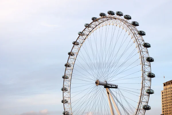 LONDRES, ENGLÂNDIA - 15 DE MARÇO: London Eye em 15 de março de 2013 em Londres. O marco de 135 metros é uma roda gigante Ferris situada nas margens do rio Tâmisa, em Londres, Inglaterra . — Fotografia de Stock