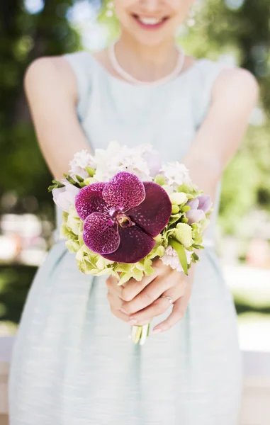 Foto della sposa che tiene bouquet da sposa colorato — Foto Stock