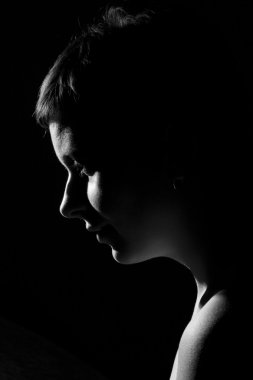 genç bir kadın düşük anahtar portresi