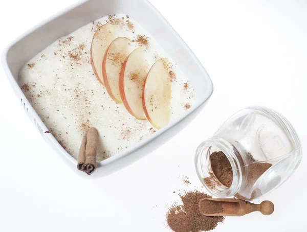 Рисовий пудинг з яблуком та корицею — стокове фото